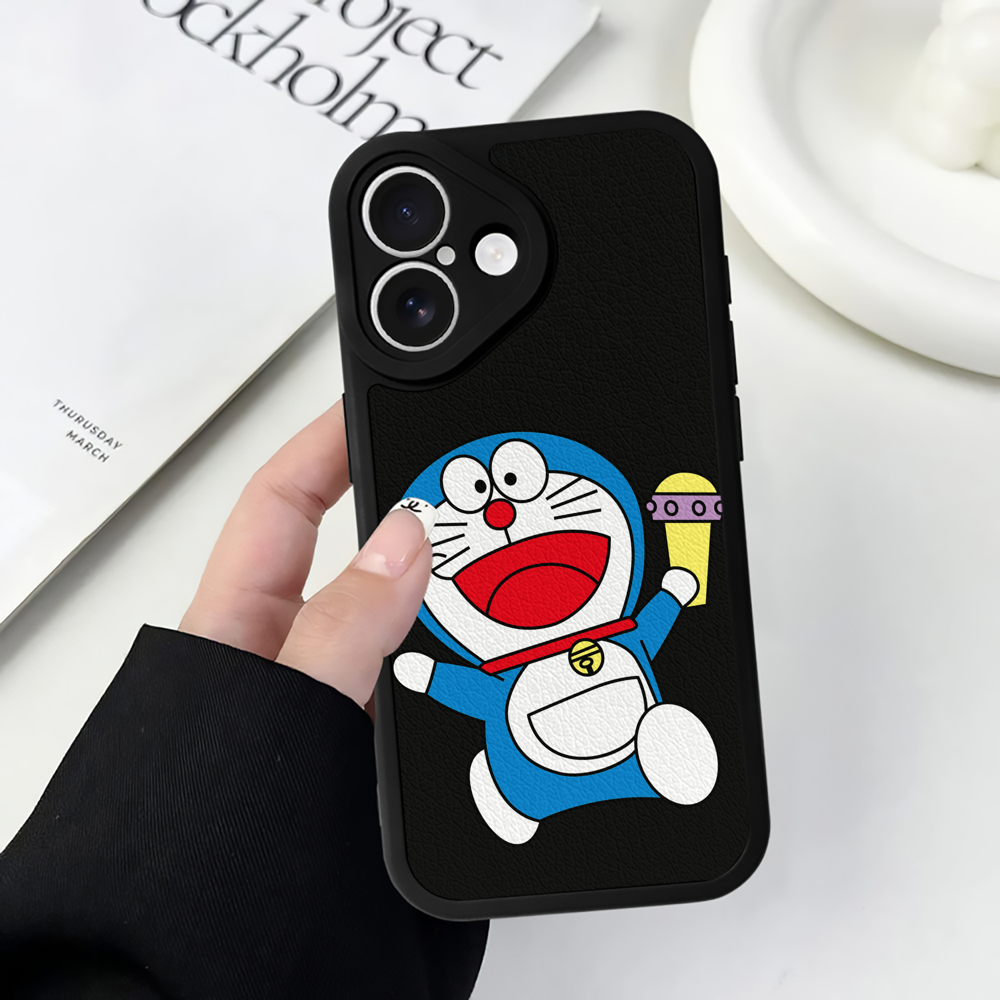 （画像用） ドラえもん Doraemon 【iPhone 16シリーズ対応】シリコンスマホケース（レザー調） 材質：シリコン